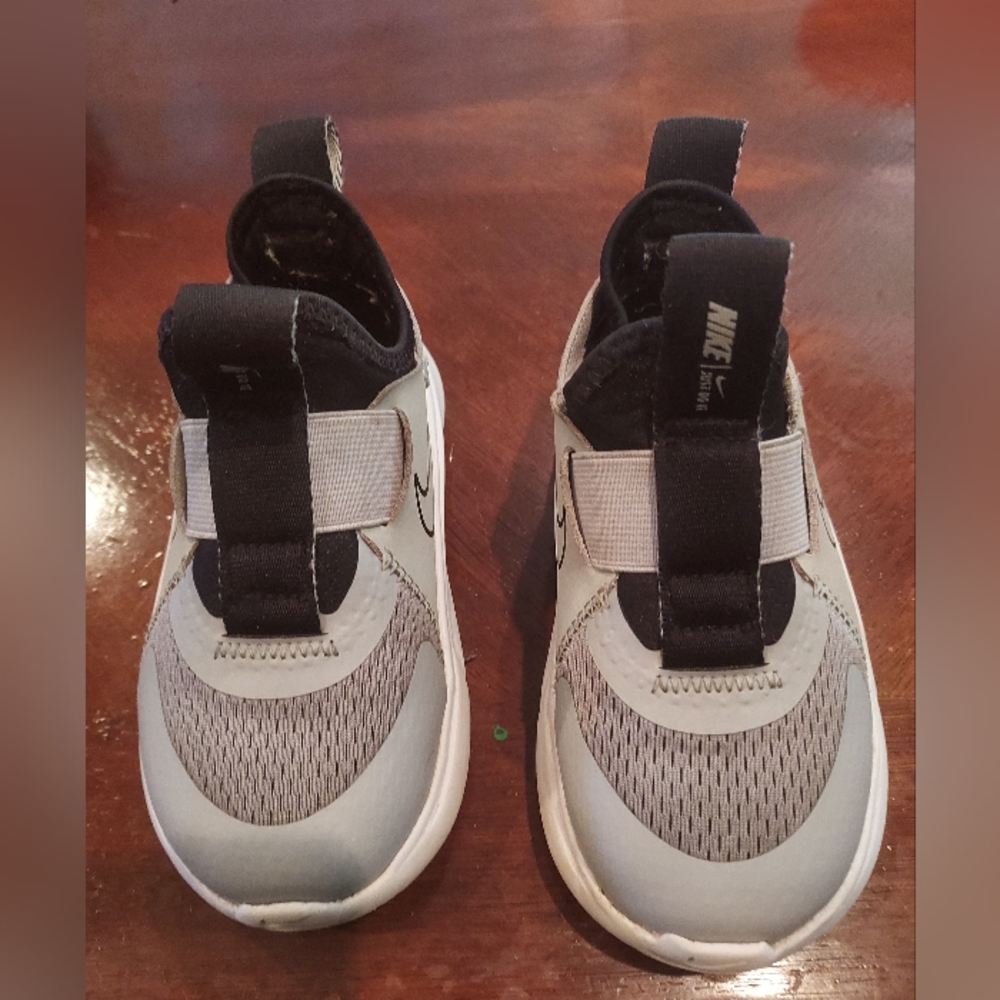 8c grey Nike flexrunner